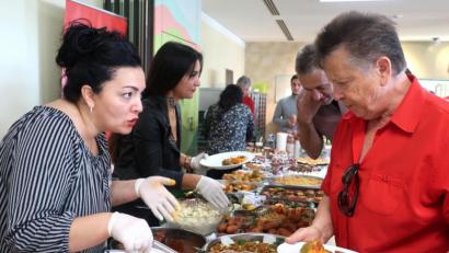 Bild: Hirsch
Der türkisch-islamische Kulturverein hatte ein reichhaltiges Büffet angerichtet. Besonders gefragt waren die gefüllten Maultaschen "Manti".