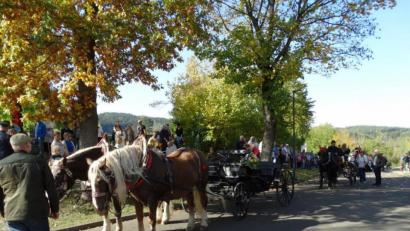 Bild: twg
Die Kutschen parken vor der Sankt Wendelinskirche.