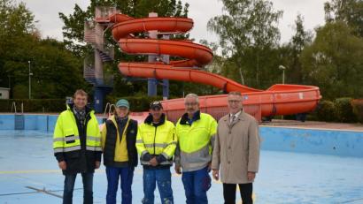 Bild: Susanne Forster
Werkleiter Thomas Kraus (von links) mit seinem Team Michaela Schultes, Torsten Steinbach und Erwin Haselbauer sowie Bürgermeister Franz Stahl beim vor-Ort-Termin zum Saisonabschluss.