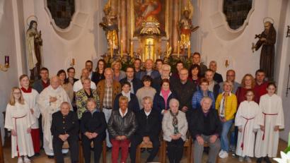 Bild: dob
17 Ehepaare feiern in diesem Jahr in der Pfarrei Roggenstein ein Jubiläum. Bemerkenswert sind Karl und Hildegard Kammerer (65 Jahre), Gertraud und Otto Pelzl (60 Jahre) und Sieglinde und Hans Krug, die goldene Hochzeite feierten (vorne, von links). Pfarrer Gerhard Schmidt (links) hob den hohen Stellenwert einer Ehe in der Gesellschaft hervor.