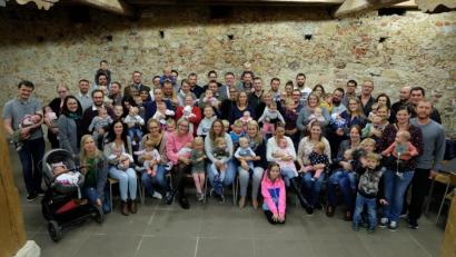 Bild: Stefanie Gradl
Bürgermeister Hans-Martin Schertl empfängt die neugeborenen Vilsecker und ihre Eltern und Geschwister im Rathaus.