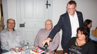 Bild: kro
Winzer Michael Röhm (Mitte) aus Thüngersheim in Unterfranken beim Ausschenken des Weines. Er stellte im Museumsquartier fünf verschiedene fair gehandelte Weine etwa aus Südafrika, Chile oder Argentinien vor.