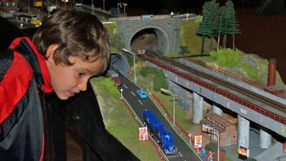 Bild: sön
Im Fahrbetrieb der Oberpfalz-Modul-Anlage (OMA) bleibt nicht nur den Kindern vor Staunen der Mund offen.