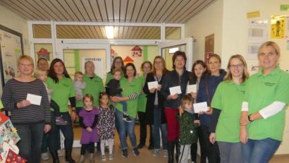 Bild: rn
Die "grüne Truppe" verteilt den Markterlös von 1500 Euro.