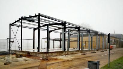 Bild: Thomas Dobler
Die Stahlkonstruktion für eine neue Kfz-Werkstatt bei der Außenstelle der Berufsschule in Nabburg steht bereits. Nächstes Jahr kann die Werkstatt voraussichtlich in Betrieb genommen werden.