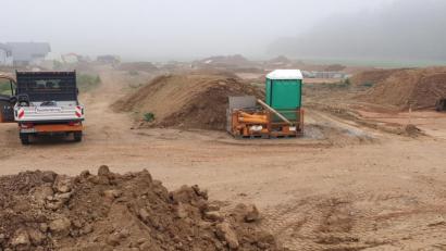 Bild: Tietz
Auf Hochtouren laufen derzeit die Erschließungsarbeiten im Baugebiet „Schmidgaden West IV“: Der Gemeinderat sprach sich dafür aus, dort neben einem Wiesenstreifen samt Weg auch Fitnessgeräte aufzustellen und einen Spielplatz zu bauen.