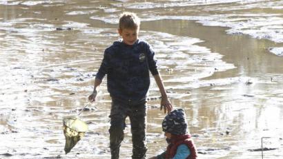 Bild: Hirsch
Die Kinder durften im Schlamm wühlen und mit dem Kescher auf Beutefang gehen. Ganz im Sinne der EU-Förderrichtlinien.