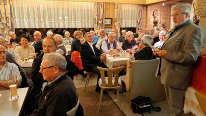 Bild: bsc
In einer ansprechenden Rückschau erinnerte der Vorsitzende der Siedlergemeinschaft Friedenfels, Otmar Zeitler (rechts), auch an die einstigen Gründungsmitglieder. Der Vereinschronik lauschten viele Besucher.