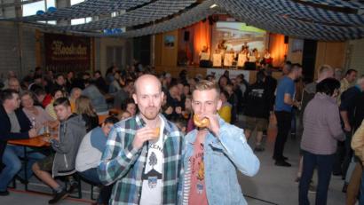 Bild: Michael Ascherl
Birkenberger und Eberhofer. Oder eigentlich Andre Hilburger und Markus Schmid (von links). Ihr gemeinsamer Auftritt beim Moosbacher Weiberfasching ist letztlich Auslöser des 1. Lewakas-Fests.