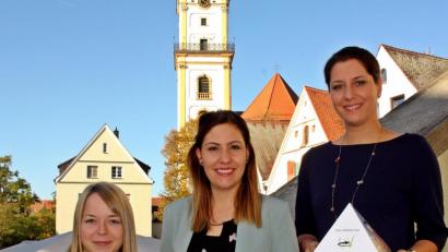 Bild: R. Kreuzer
Die Hashtag-Kampagne des Stadtmarketings Weiden haben sich Leiterin Andrea Schild-Janker (rechts), Claudia Bunk (Mitte) und Lisa Völkl überlegt.