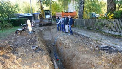 Bild: bey
Bauamtsleiter Uli Rupprecht, Vorarbeiter Bernhard Bauer,, Bürgermeister Rainer Rewitzer und Geschäftsleiter Günter Gschwindler (von links) besprechen den Baufortschritt in der Zottbachstraße.