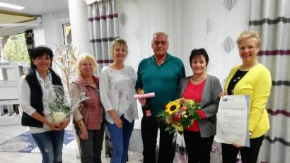 Bild: fra
Firmenchef Joachim Fröhlich, Kerstin Müller-Fröhlich und Elisabeth Fröhlich (Vierter bis Zweit von links) sowie Alexandra Fröhlich-Mosch (rechts) und Heidi Lautner (links) lassen Betriebsjubilarin Waltraud Frank hochleben.