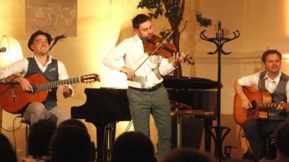 Bild: Hirsch
Musik und Geschichten aus aller Welt präsentierte das "Trio Cobario" am Samstag in der Spitalkirche.