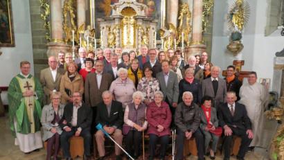 Bild: jzk
Nach dem Ehejubiläumsgottesdienst gratulierten Pfarrer Thomas Kraus (links) und Gemeindereferent Jochen Gößl (rechts) den Jubelpaaren.