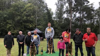 Bild: ksi
Zuchtrichter Christian Lang, Schirmherr Manfred Rodde, Vereinsvorstand Franz Gulz sowie die Zuchtwarte aus Schwandorf und Schwarzenfeld, René Georgi und Ulrich Helgert (von links) zeichneten bei der Siegerehrung der Gebrauchshundeklasse „Rüden“ die drei schönsten Vierbeiner ihrer Klasse aus.