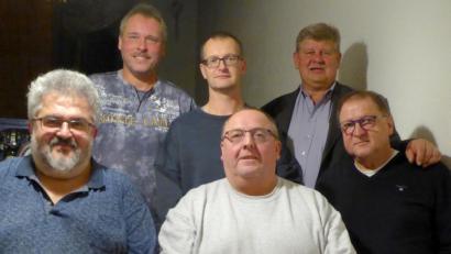Bild: Schönberger, Ferdinand [fsb]
Die bewährte Vorstandschaft wurde in ihren Ämtern bestätigt: 1. Vorsitzender Thomas Lehner (vorne, Mitte) mit seinen Kassenrevisoren Friedrich Beutner und Helmut Dietl sowie (hinten von links) Stellvertreter Michael Böhm und Kassier Tobias Paulus mit Wahlleiter Martin Schregelmann.