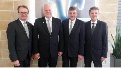 Bild: Volksbank-Raiffeisenbank Amberg eG/exb 
Die Vorstände Dieter Paintner (links) und Andreas Reindl (rechts) heißen den neuen Aufsichtsratsvorsitzenden Georg Wittmann (Zweiter von rechts) im Amt willkommen. Gleiches gilt für Wittmanns neuen Stellvertreter Bernhard Schöppl (Zweiter von links).