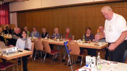 Bild: lep
Eine dem Alter und der Lebenssituation angepasste Wohnung ist eine wichtige Voraussetzung, um Selbstständigkeit und Mobilität zu gewährleisten. Zu diesem Thema spricht der ehrenamtliche Wohnberater Eberhard Besold (rechts) beim Seniorenkreis.