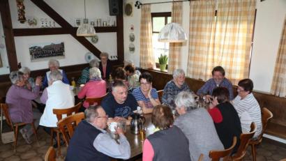 Bild: rpp
Auch nach dem Mittagessen blieben viele Gäste noch im Florianheim sitzen und ließen sich eine Tasse Kaffee oder ein Bier schmecken.
