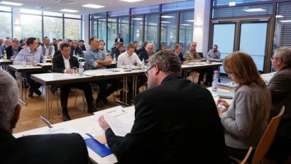 Bild: Christopher Dotzler
Den Verantwortlichen war schon vor der jüngsten Stadtratssitzung klar, dass die Gebühren-Erlasse beim Straßenausbau nicht nur heißt diskutiert werden, sondern auch etliche Bürger interessieren. Deshalb fand die Sitzung am Montag im Konrad-Max-Kunz-Saal statt, der mehr Zuhörer fasst, als das Rathaus.