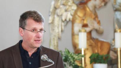 Bild: JOCHEN NEUMANN 
ERBENDORF
Benefizkonzert in der Steinwaldkirche mit dem Gesangsduo "Soulmate". Durch den Nachmittag führte Wolfgang Göldner.