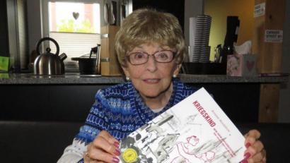 Bild: ubb
Annelee Woodstrom mit ihrem von Reiner Summer ins Deutsche übersetzte Buch "Kriegskind - Meine Jugend in Hitlerdeutschland. Aber warum muss es ein Ami sein?".