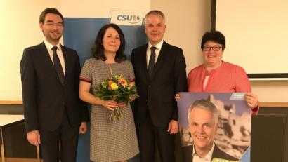 Bild: eig
Die CSU schickt ihren Bürgermeister Thomas Meiler (Zweiter von rechts) erneut ins Rennen; mit im Bild die CSU-Ortsvorsitzende Christina Rosner (rechts), Marlies Meiler und MdL Stephan Oetzinger.