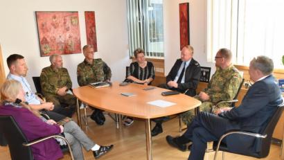 Bild: hcz
Das Benefizkonzert des Heeresmusikkorps besprechen (von rechts) OB Kurt Seggewiß, Kommandeur Sven Zickmantel, Oberstleutnant Roland Kahle, Kulturchefin Petra Vorsatz, Hauptfeldwebel Mario Hönig, Oberstabsfeldwebel Thomas Eichinger, Hauptfeldwebel Eugen Knittel und Ursula Barrois von der "Initiative".