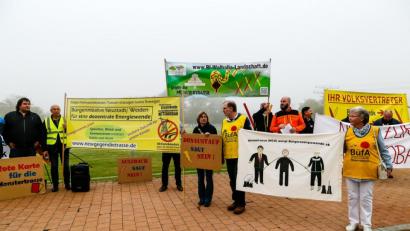 Bild: Hösamer
Vertreter von Bürgerinitiativen aus der Oberpfalz und Niederbayern demonstrierten vor der Jahnhalle in Regenstauf gegen den geplanten Süd-Ost-Link.