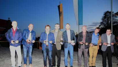 Bild: njn
Nicht fehlen durfte der symbolische Banddurchschnitt. Auf dem Bild (von links) Bauoberrat Horst Wiesinger (Amt für ländliche Entwicklung), Firmenchef Alexander Dumler, Bürgermeister Hans Donko, die Pfarrer Martin Besold und Christoph Zeh, Landschaftsarchitekt Albrecht Strohn, Punzmann-Geschäftsführer Josef Roth und Stadtrat Rolf Hanauer.