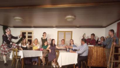 Bild: fjo
Ein guter Grund anzustoßen: Auf die neue Mitspielerin Lisa Scheck (Dritte von links) inmitten der weit gediehenen Proben für den Schwank "Je oller, desto toller."