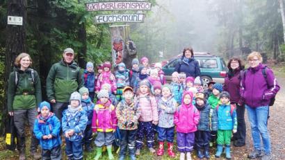 Bild: njn
Auf den Erlebnislehrpfad Fuchsmühl begaben sich die Buben und Mädchen des Regenbogen-Kindergartens mit den (von links) Naturparkrangern Amelie Nöth und Jonas Ständer. Mit auf dem Bild die Erzieherinnen und Kindergartenleiterin Brunhilde Minnich (stehend, Dritte von rechts).