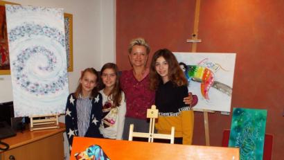 Bild: e
Bei der Ausstellung (von link)s: Emma Guzik, Hanna Bittenbinder, Mandy Benndorf und Magdalena Retzer.