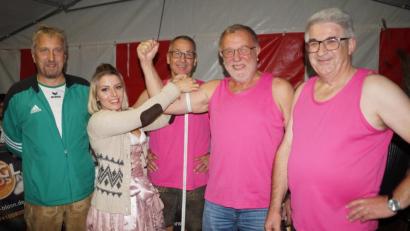 Bild: weu
„Wer hat den größten Bizeps?“, hieß es beim Bürgermeisterauftrieb zur Sportheim-Kirwa. Michael Albang, Hans Graßl und Richard Brunner (von rechts) brachten es zusammen auf 1000 Millimeter Umfang.