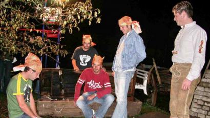 Bild: hai
Christian, Martin, Matthias Veigl, Markus Haberkorn und Stephan Veigl (von links) gruben 2004 zum letzten Mal die Kirwa ein.