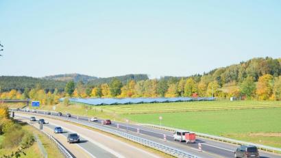 Bild: fjo
Die erste Sonnenstromanlage auf freier Flur ging erst vor wenigen Wochen am Rande der Autobahn in Betrieb. Mit einem eigenen Programm hofft der Marktrat, dass künftig Dächer Vorrang erhalten.