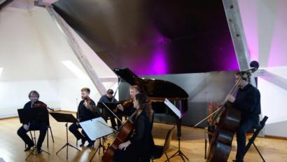 Bild: Susanne Wolke
Zum Abschluss des Klassikfestivals „Goldener Oktober“ saß künstlerischer Leiter Christoph Solden selbst am Klavier. Zusammen mit den „Schlesischen Kammersolisten“ spielte er „von Mozart bis ’Stairway to Heaven’“.