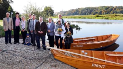 Bild: Götz
Alexandra Beier und Birgit Angerer (vorne von rechts) sind die Namensgeberinnen für die beiden Zillen. Herbert Huber (dahinter) legte ab zur Jungfernfahrt. Über das gelungene Projekt freuten sich (von links) Bezirksrat Karl Schmid, die Geschäftsführerin des Museums-Fördervereins Kerstin Ehemann, Irene Ehemann als Vertreterin der AG Gästeführer, der designierte Leiter des Freilandmuseums, Tobias Hammerl mit Sohn Johann, stellvertretender Landrat Jakob Scharf, Bürgermeister Armin Schärtl und Bezirksrat Martin Preuß.