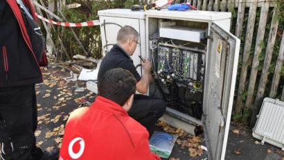 Bild: Petra Hartl
Die Reperatur-Arbeiten am Verteilerkasten in der Katharinenfriedhofstraße waren erfolgreich.