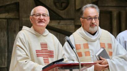 Bild: ads
Pfarrer Alois Berzl (links) freut sich, dass er in der Pfarrei St. Michael als neuen Ruhestandsgeistlichen mit Pfarrer Johann Schottenhammel (rechts) einen alten Bekannten begrüßen kann.