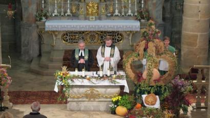 Bild: jzk
Erstmals zelebrierte der evangelische Pfarrer Dirk Grafe einen ökumenischen Gottesdienst mit dem neuen Kemnather Stadtpfarrer Thomas Kraus (von links).