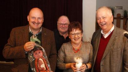 Bild: Hirsch
Bezirksvorsitzender Reinhold Strobl (rechts) bedankte sich bei Bezirksrätin Brigitte Graf (Zweite von rechts) und MdB Bernd Rützel (links) mit einem Geschenk. Zweiter von links SPD-AG-Kreisvorsitzender Xaver Bräu.