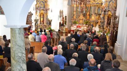 Bild: gi
Pfarrer Josef Most feiert mit den Gläubigen in der voll besetzten Wieskirche das Übersetzungsfest. Er dankt allen, die das ganze Jahr über mithelfen, dass die Wallfahrt aufrechterhalten werden kann.
