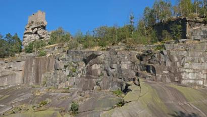 Bild: nm
Von seiner schönsten Seite zeigt sich der Schloßberg im Westen. Dort ist die zwiebelschalenförmige Lagerung des Granits besonders gut zu erkennen.