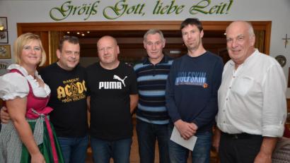 Bild: dob
CSU-Ortsvorsitzende Martha Bauer (links) gratulierte zusammen mit drittem Bürgermeister Johann Gollwitzer (rechts) den Siegern des Abends. Trostpreisgewinner Markus Schönberger konnte trotz allem neben den Siegern Alois Kirner, Gerhard Feselmeier und Thomas Baier (von links nach rechts) lächeln.