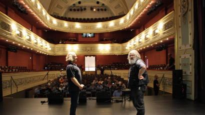 Archivbild: Dagmar Williamson
Techniker Toralf Kotlenga und Michael Hirte (von links) bei einer Führung hinter die Kulissen des Stadttheaters Amberg.