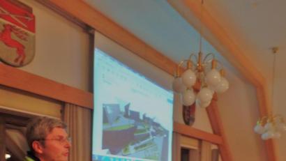 Bild: br
Mit einer umfassenden Präsentation wurden durch Architekt Ralf Köferl (links im Bild) vom Architekturbüro Kuchenreuther in Marktredwitz die bisherigen und weiteren Planungen mit Zeitplan zur Neugestaltung der Freiflächen „ehemalige Obstecke“ und „Alte Schule“ dem Gemeinderat vorgestellt.