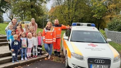 Bild: exb
Die Vorschulkinder vom Bärnauer Kinderhaus „Unsere kleine Welt“ nach ihrem ersten Erste-Hilfe-Kurs bei den Notfallsanitätern Melissa Wagner (Zweite von rechts) und Christian Pecher (rechts) vom BRK Bärnau.