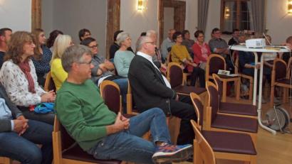 Bild: sön
„Mein Jakobsweg vor der Haustür“ war der Vortrag von Peter Seidl (rechts) überschrieben, zu dem der Heimat- und Kulturverein bei den Senioren-Aktiv-Wochen eingeladen hatte.
