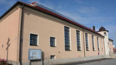 Bild: jr
In Kürze starten die Arbeiten an der Städtischen Turnhalle. Die Außenfassade bekommt einen neuen hellen und freundlichen Anstrich. Vor dem Gebäude kann wegen der Arbeiten in den nächsten Wochen nicht geparkt werden.